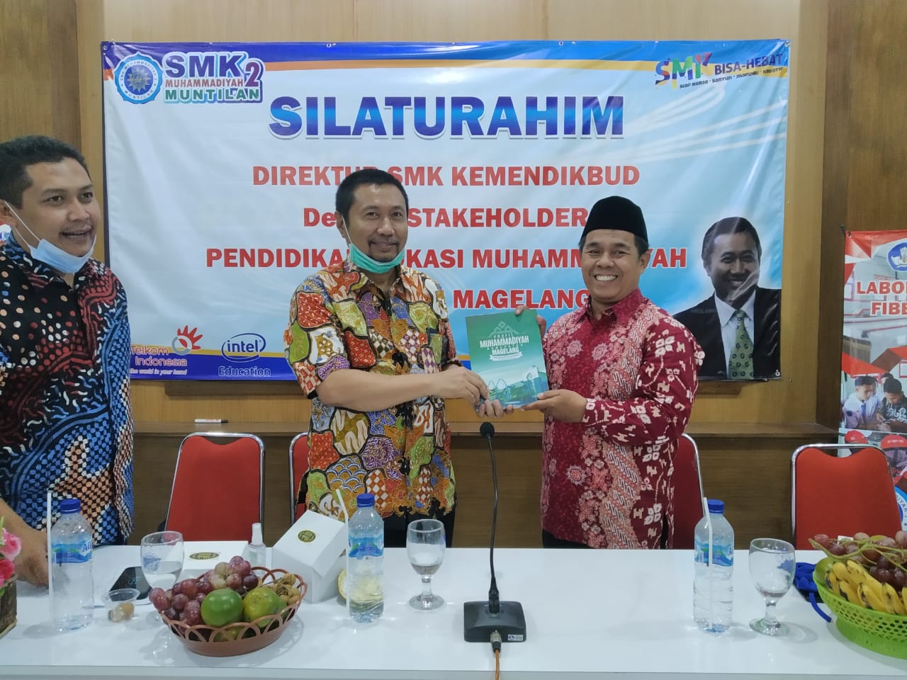 Direktur Pembinaan SMK Kemendikbud RI Dr.Ir. Bakrun, MM (kedua dari kiri) menerima Buku Profil Muhammadiyah dari Ketua PDM Kabupaten Magelang Drs. Jumari