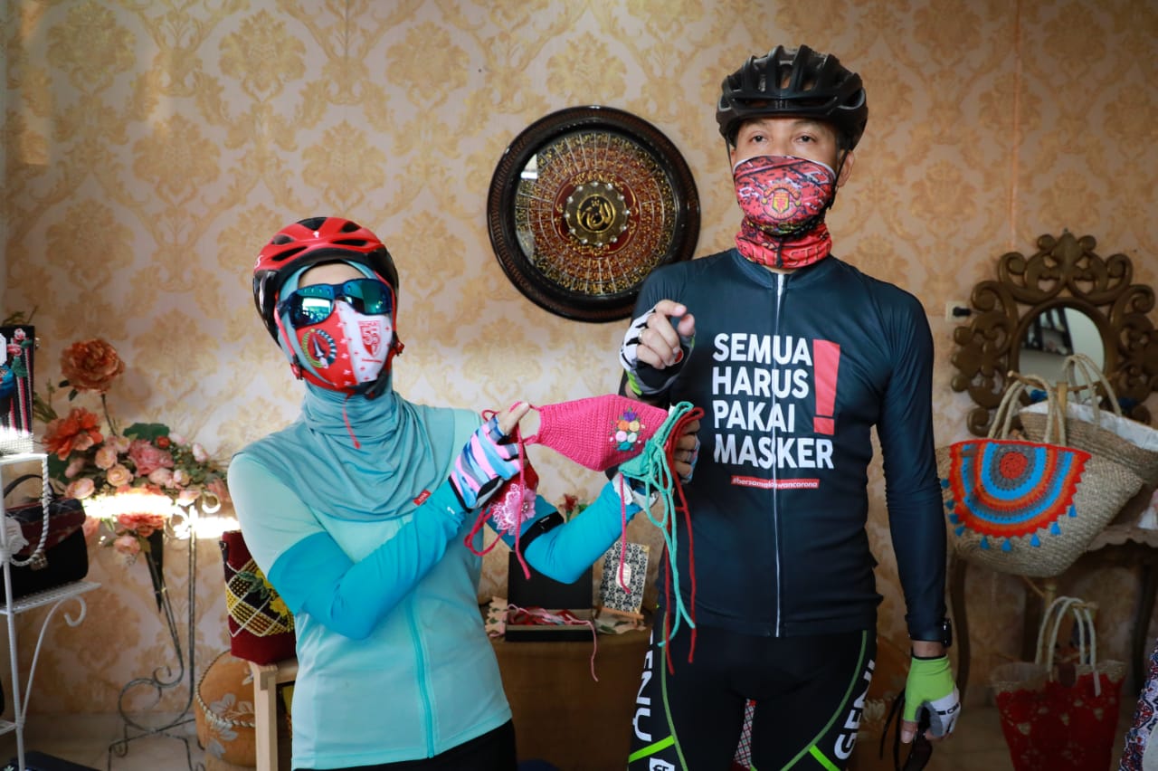 Ganjar beserta istri saat kunjungi UMKM Masker