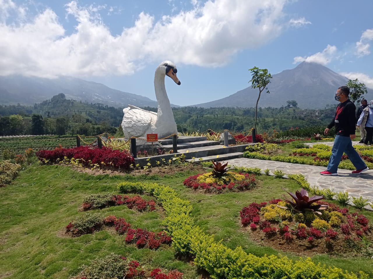 Kepala Disporapar Jawa Tengah, Sinoeng saat berkunjung ke Gunung Gupak Sawangan (29/9/2020)-(Foto: bsn)