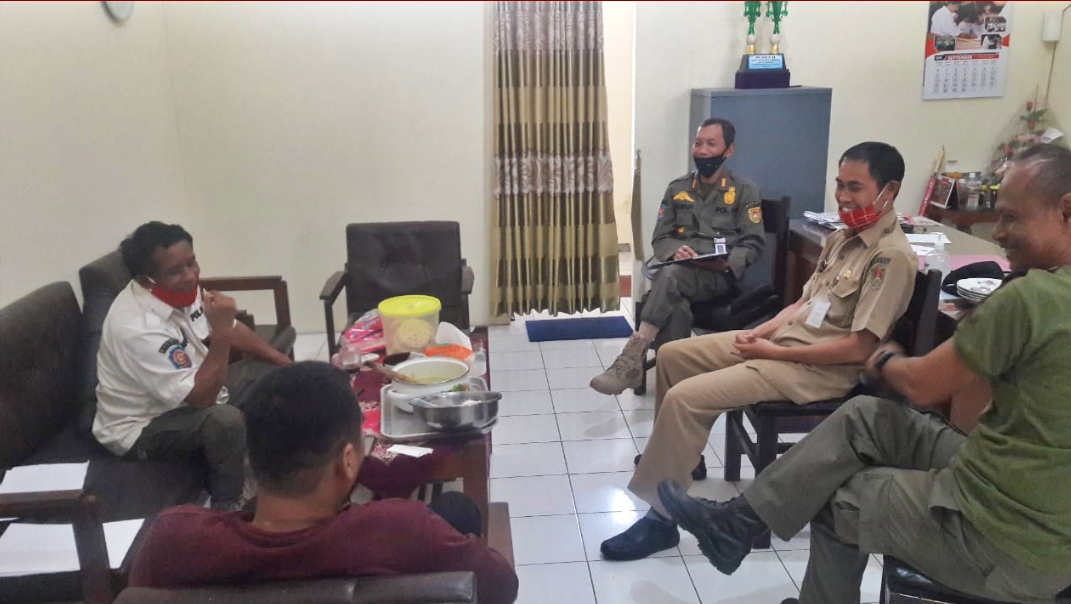 Koordinasi Satpol PP Dinsos dan sang orang tua anak (8/9/2020)-(Foto: Istimewa)