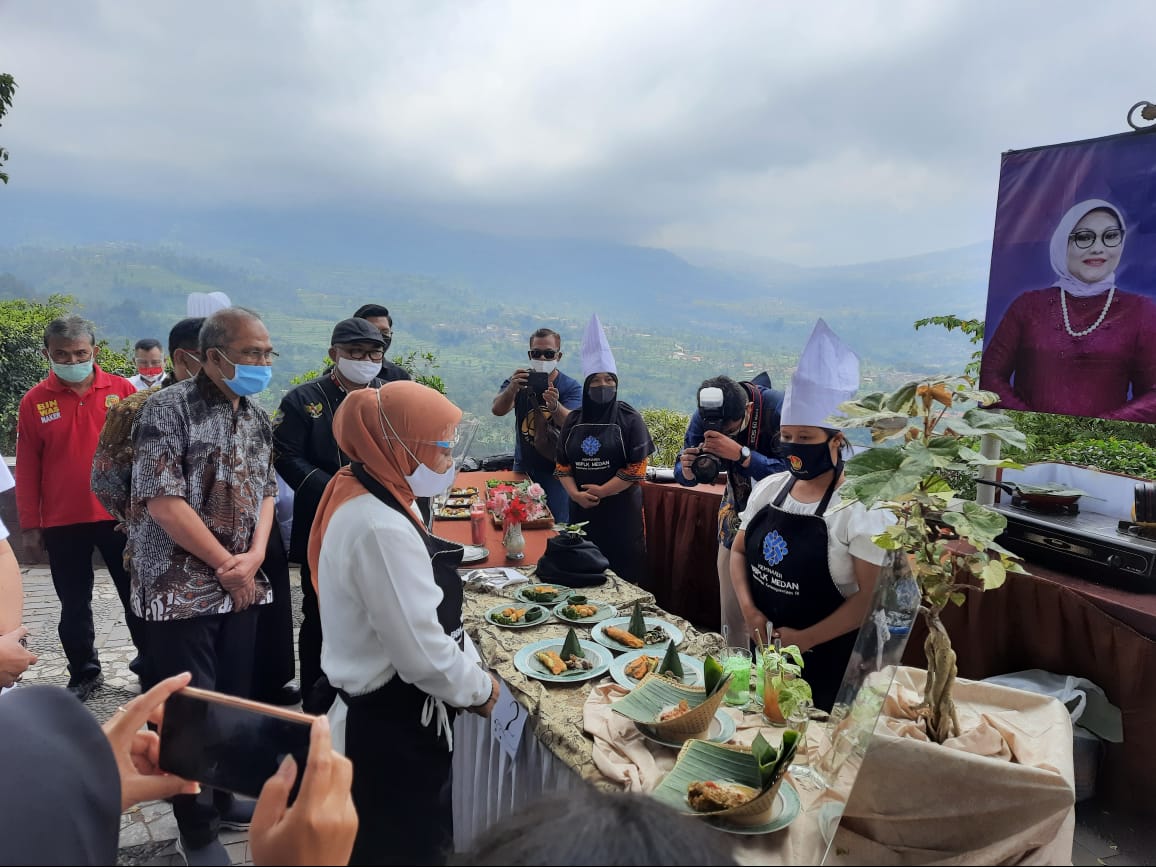 Menaker saat kunjungi Ketep Pass Sawangan Nikmati pemandangan alam dan tinjua lomba masak (1/9/2020)-(Foto: istimewa)