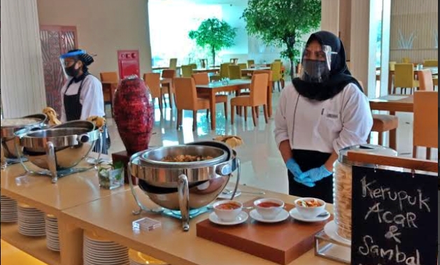 Pelayan di Grand Artos Hotel terapkan protokol kesehatan penuh