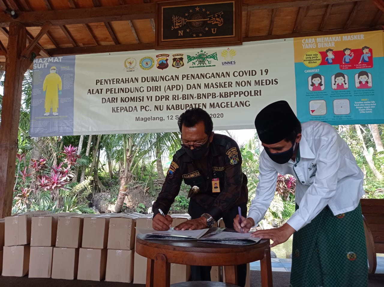 Penanda tanganan serah terima bantuan APD KBPP Polri ke PCNU Kabupaten Magelang (12/9/2020)-(Foto: bsn)