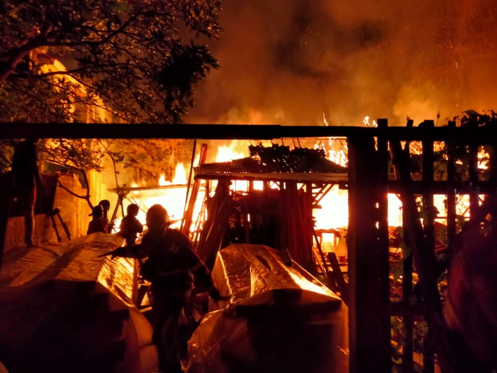 Petugas Damkar Kabupaten Magelang saat berupaya memadamkan api di sebuah gudang mebel-(30/9/2020)-(Foto: DOk Damkar)