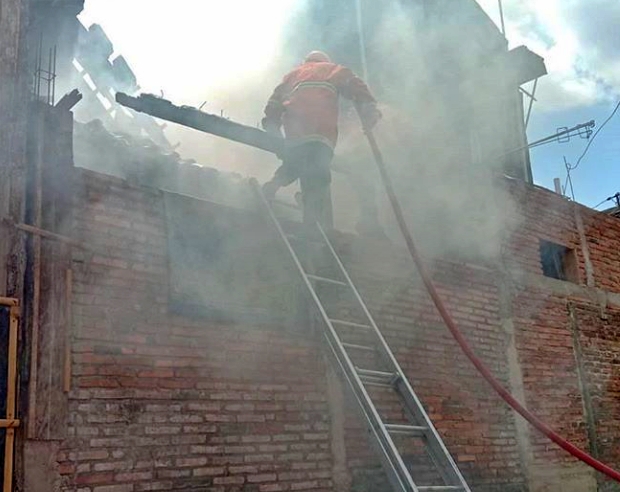 Petugas Damkar Kota Magelang saat berupaya memadamkan api yang membakar rumah (6/9/2020)-(Foto: Damkar Kota Magelang)