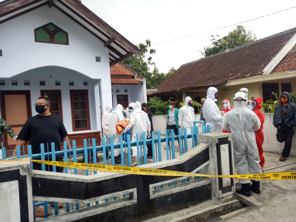 Petugas Kepolisian dan Medis lengkap ber APD saat evakuasi dan olah TKP penemuan mayat di Mertoyudan (27/9/2020)-(Foto: Istimewa)