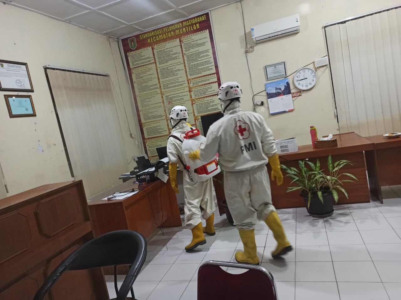Petugas PMI Kabupaten Magelang saat lakukan penyemprotan disenfiktan di Kantor Kecamatan Muntilan (24/9/2020)-(Foto: PMI)