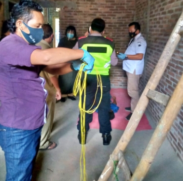 Petugas saat mengamankan barang bukti tali tambang plastik untuk gantung diri (29/9/2020)-(Foto: Istimewa)