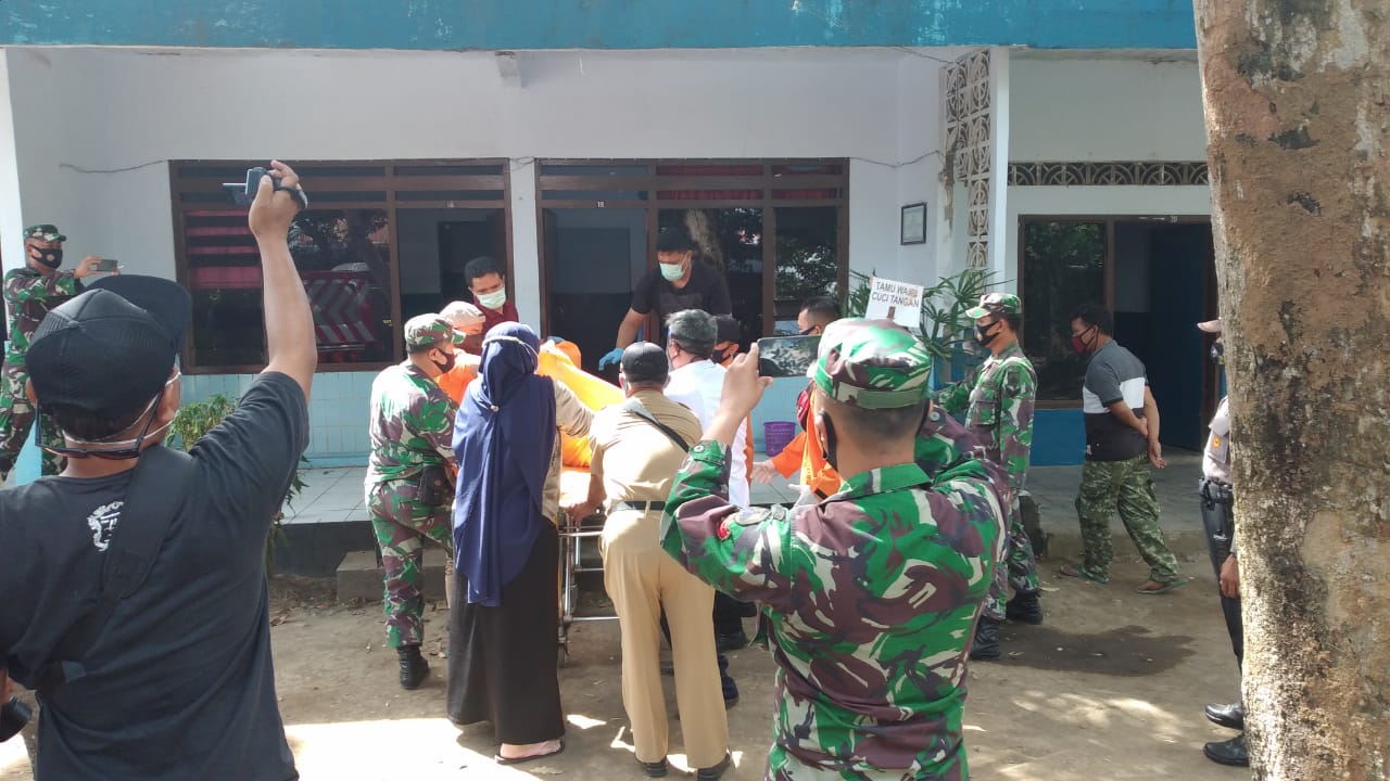 Petugas saat mengevakuasi jenazah dari dalam kamar hotel di kawasan Borobudur (28/9/2020)-(Foto: istimewa)