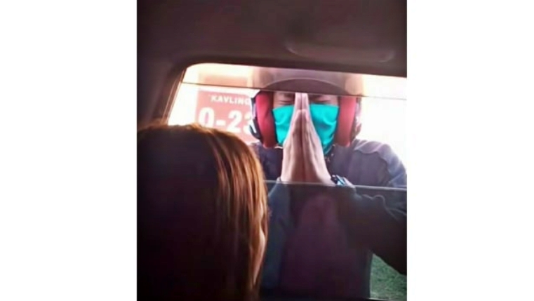 Pria ini memohon sambil menangis