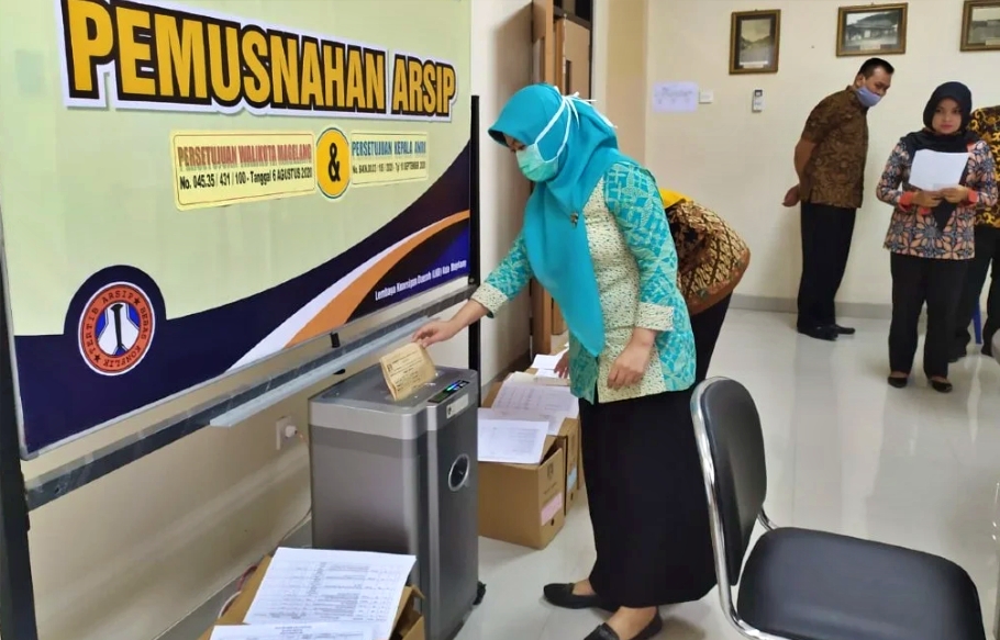 Proses pemusnahan Ratusan Arsip Milik Pemkot Magelang (24/9/2020)-(Foto: Istimewa)