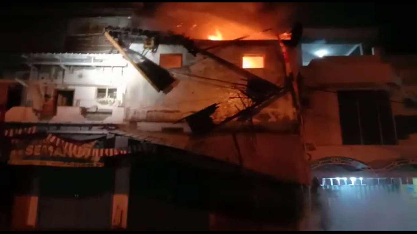 Awal Bulan, Sebuah Ruko di Magelang Terbakar