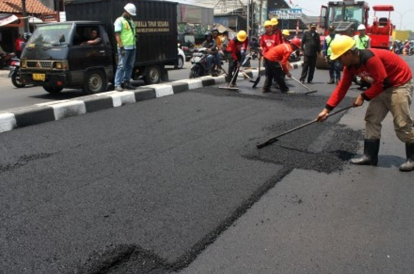 ILUSTRASI : Pengaspalan jalan (foto : internet)
