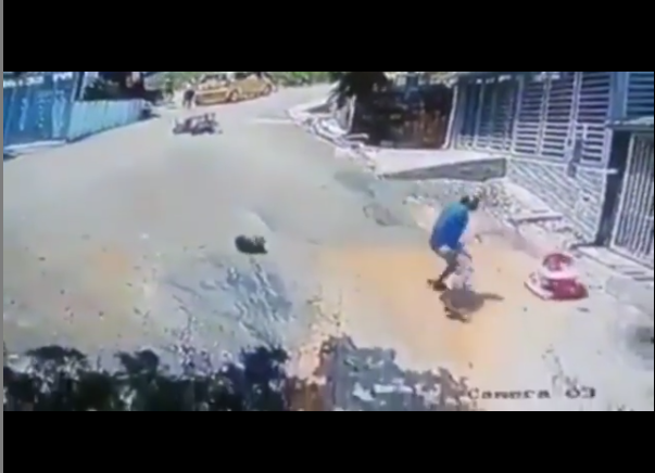 Aksi Heroik Pengendara Lompat Dari Motor Demi Selamatkan Bayi