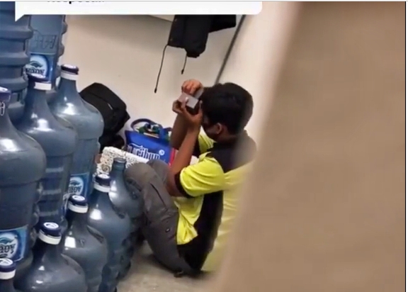 Seorang office boy ini menangis mendapat handphone hadiah dari kantornya