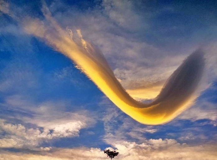 Seperti Lukisan Alam Awan Berbentuk Huruf V di Wonosobo