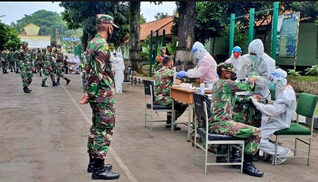 Swab test virus corona para prajurit di Sekolah Calon Perwira TNI Angkatan Darat _Secapa_TNI AD Foto Dispen TNI AD