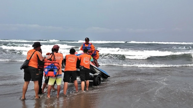 Tim SAR Gabungan saat berupaya lakukan pencarian di pantai parangtritis (4/9/2020)-(Foto: IStimewa)