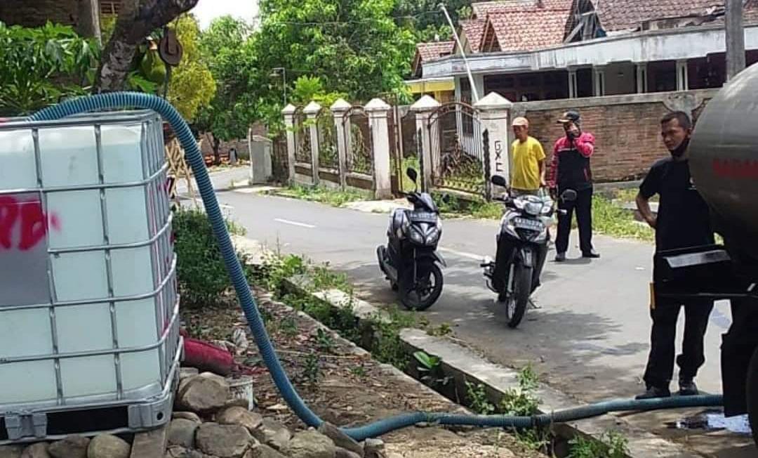 Truk Tangki BPBD Kabupaten Magelang saat droping air bersih di wilayah Borobudur (28/9/2020)-(Foto: Doc BPBD)