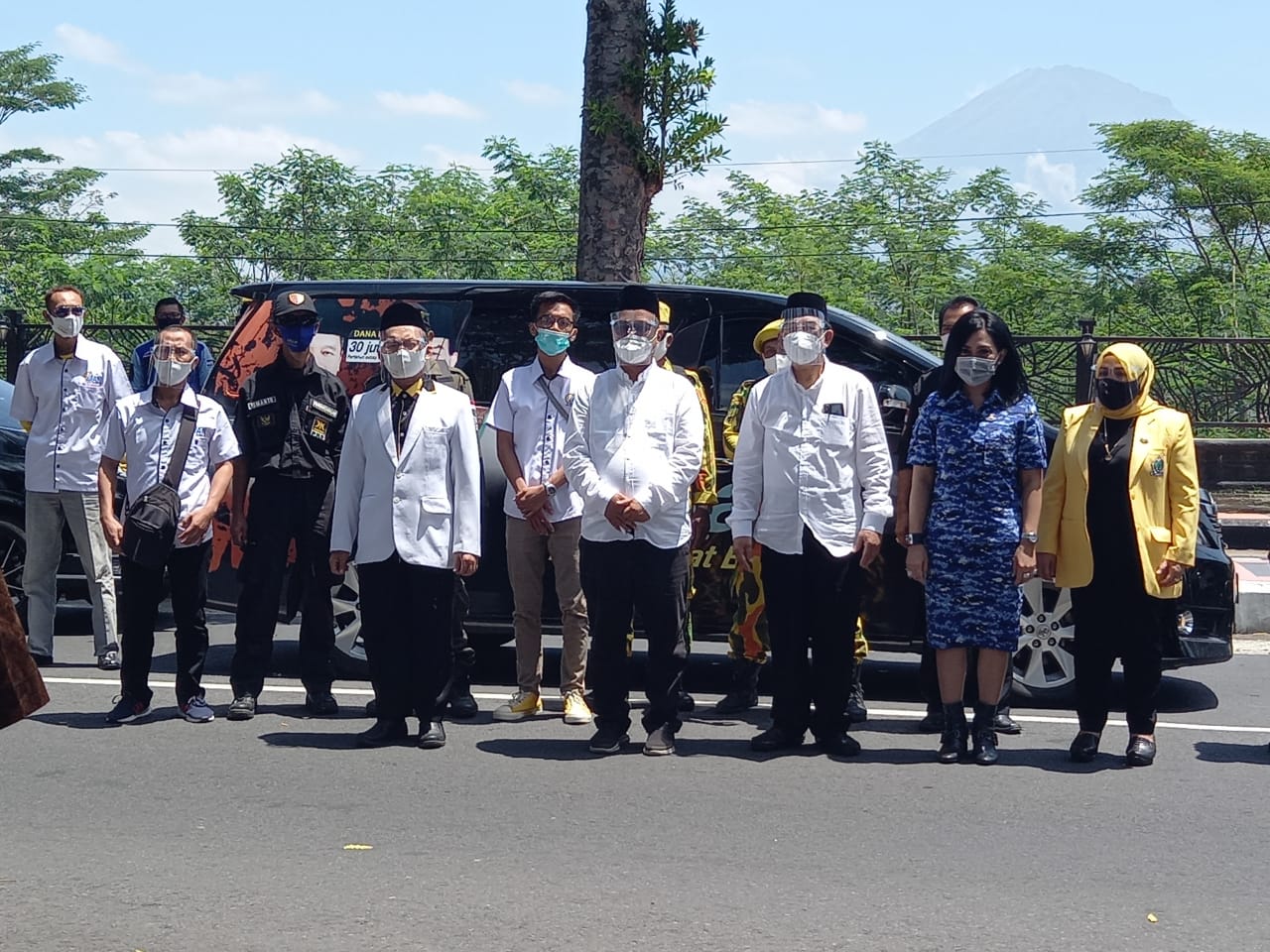 Kenakan Baju Putih, Paslon Aziz-Mansyur Mantap Daftar ke KPU Magelang