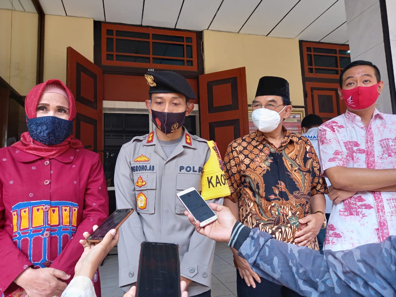Forkopimda Kota Magelang dan Bakal Paslon Bagi Masker ke Pengguna Jalan