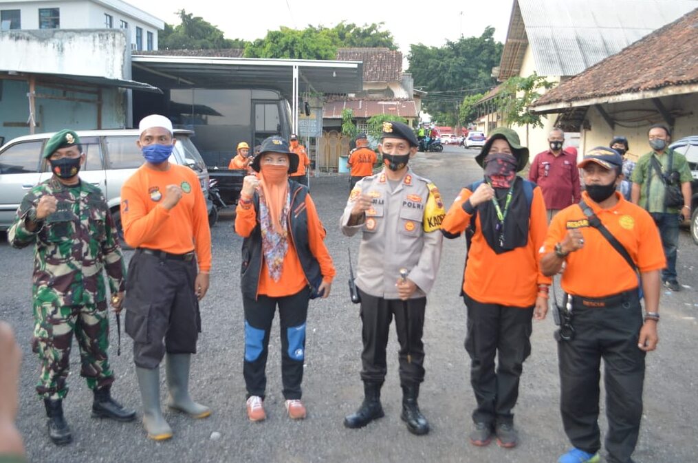 Peduli Warga Terdampak Covid-19, Relawan dan TNI/Polri Bagikan Sayur Gratis