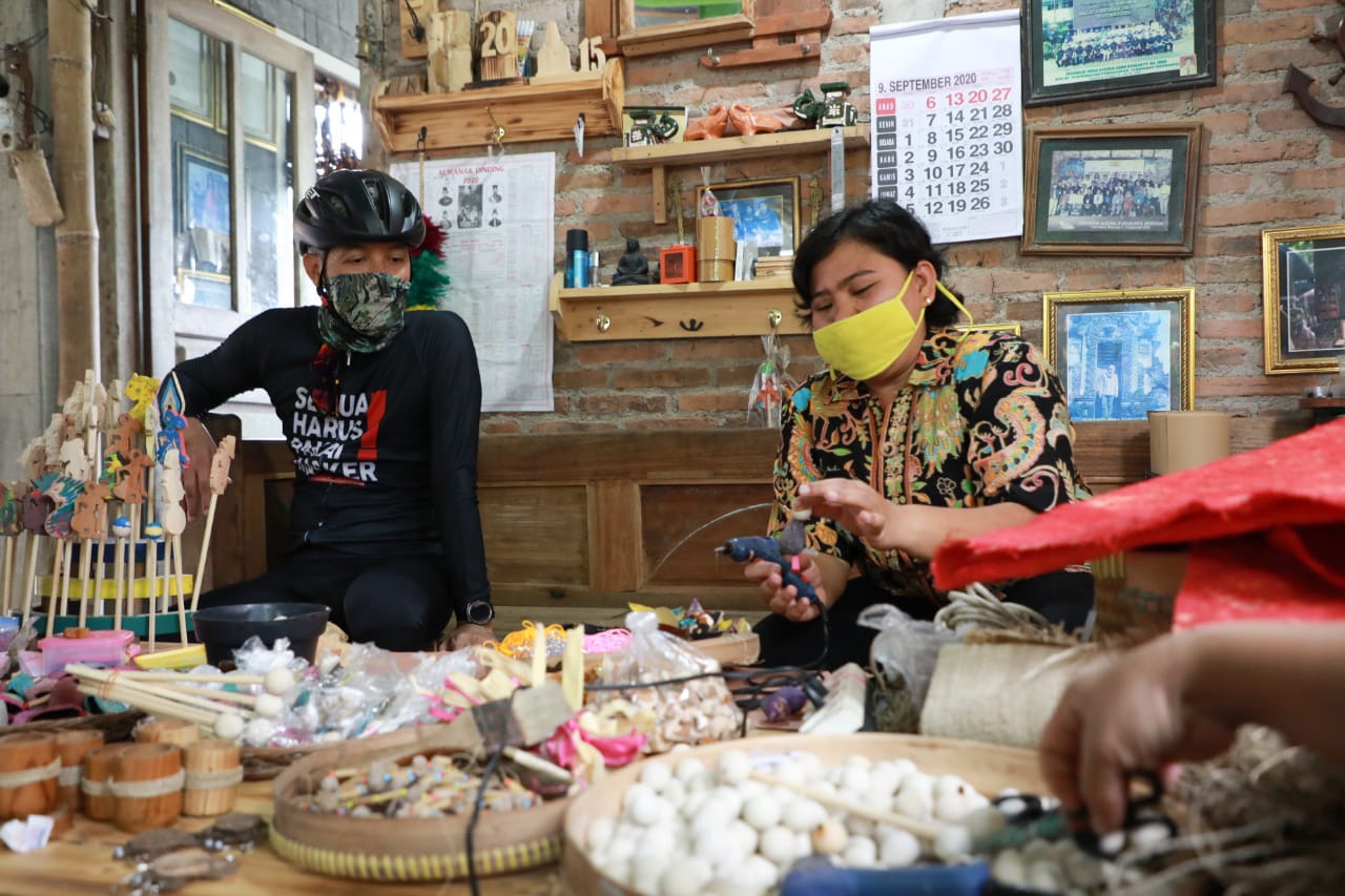 Gowes Ke Magelang, Ganjar Borong Kerajinan dan Keripik Olahan UMKM