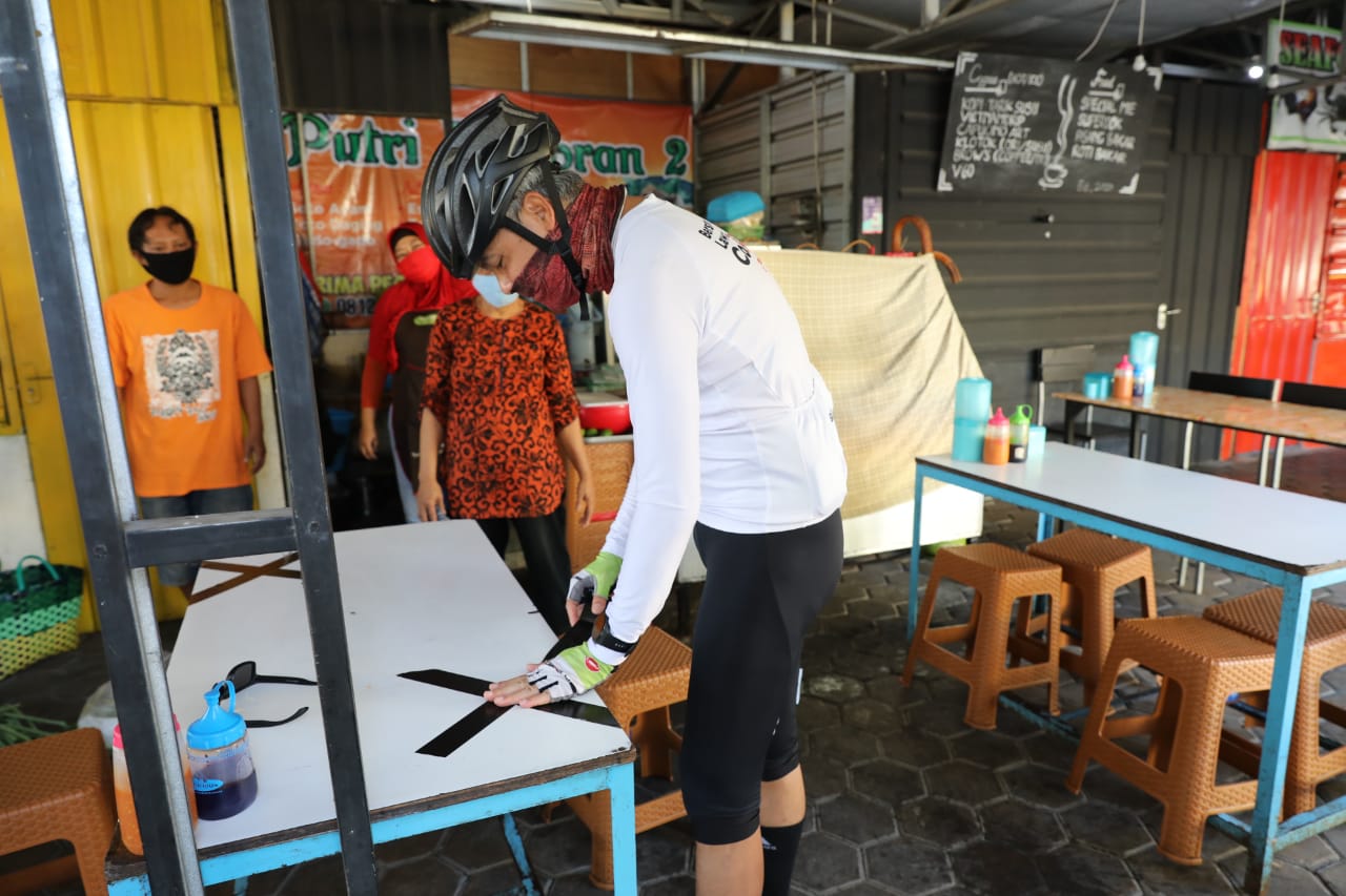 Sidak Protokol Kesehatan ke Warung Makan, Ganjar Bawa Selotip