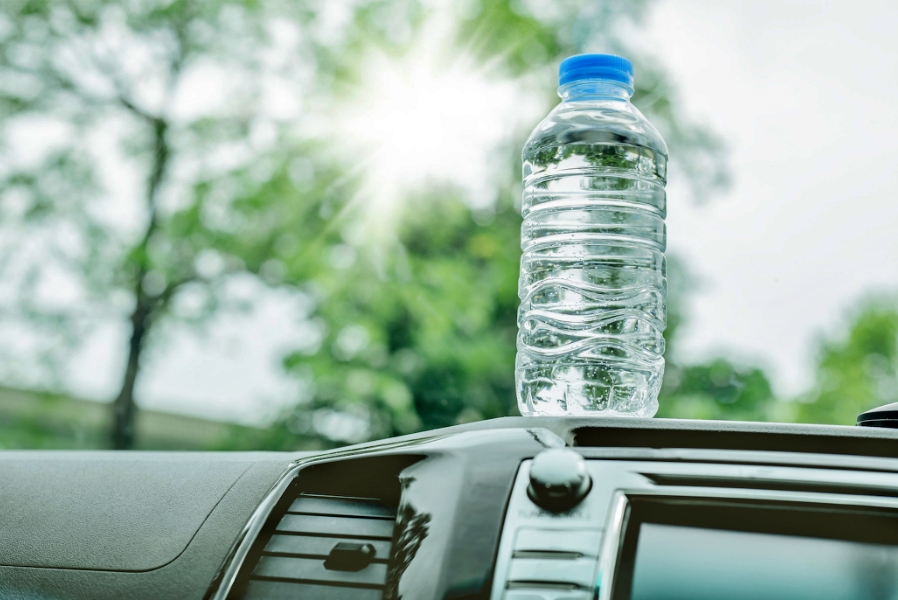 air mineral botol di mobil