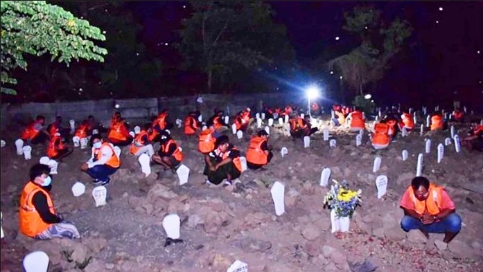 hukuman doa bersama di makam bagi pelanggar protokol kesehatan