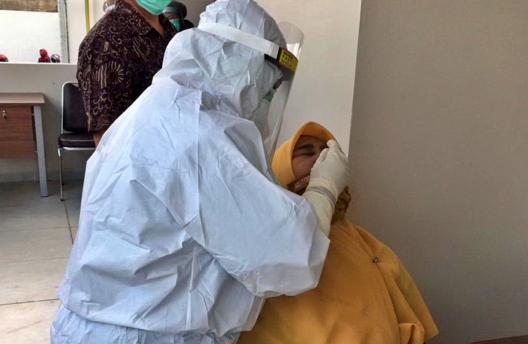 ilustrasi pemeriksaan massal warga di tes SWAB