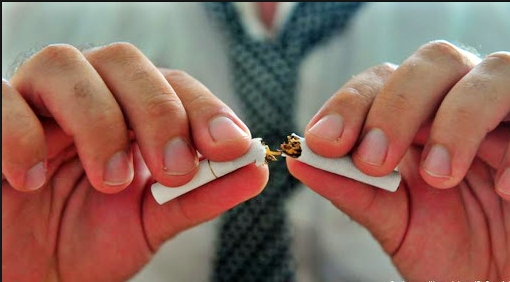 mematahkan rokok oleh perokok