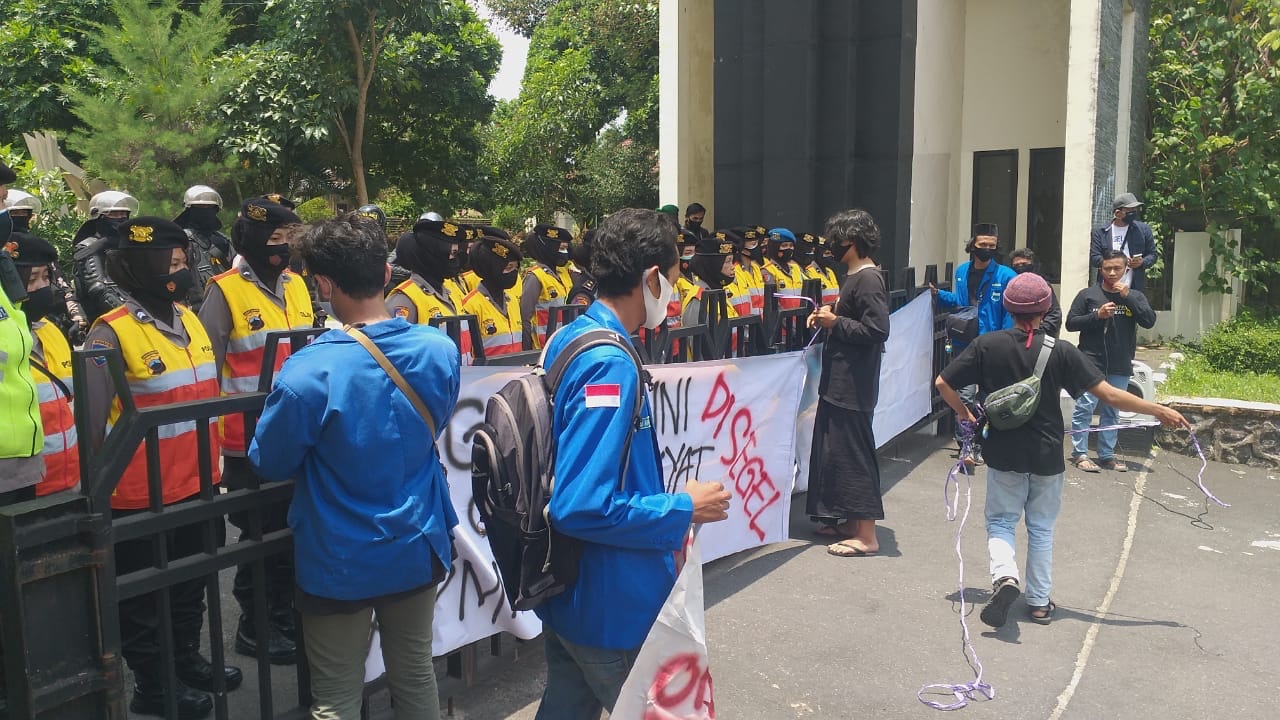Peserta Unjuk Rasa Magelang Jilid III Segel Pintu Masuk DPRD Kota Magelang