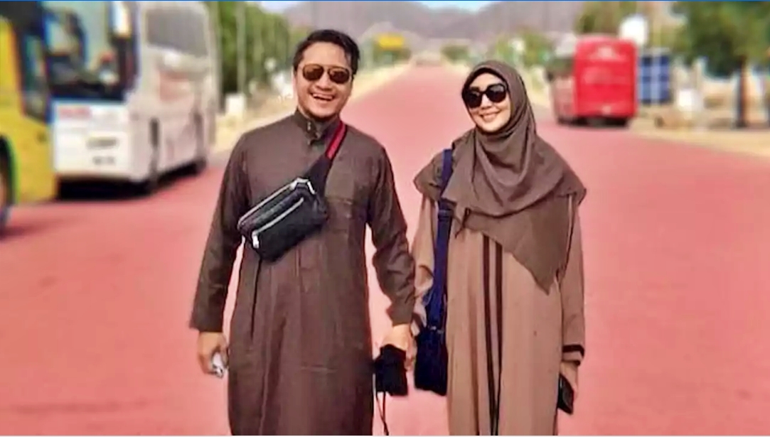 Arie untung bersama istri buang produk tas asal Prancis sebagai aksi boikot