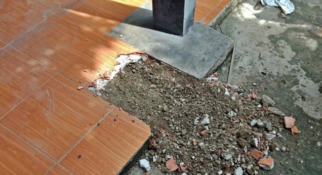 Asap putih keluar dari dalam tanah gegerkan warga Depok