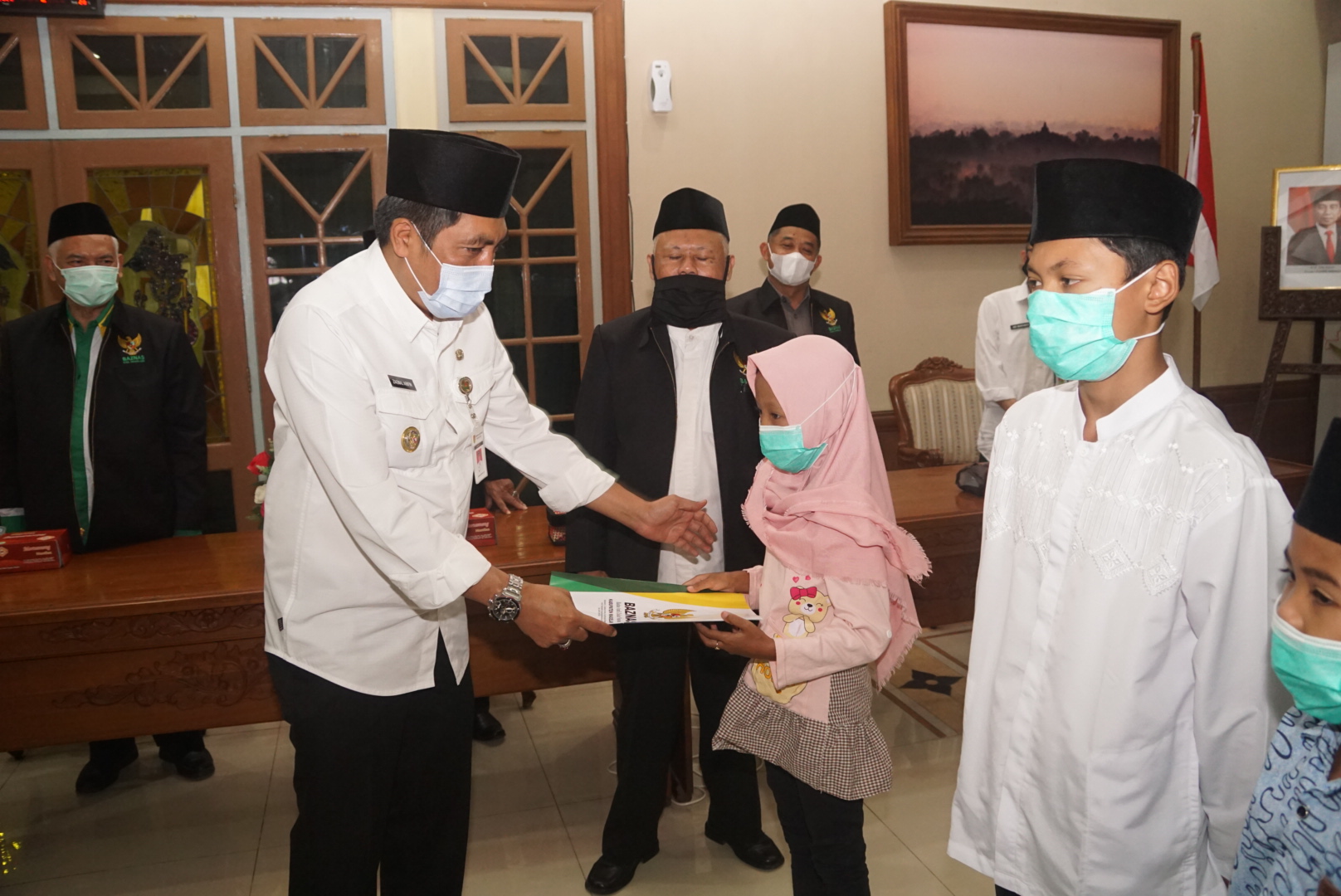 Terdampak Pandemi, Bupati Magelang Salurkan Santunan Untuk Anak Yatim Piatu