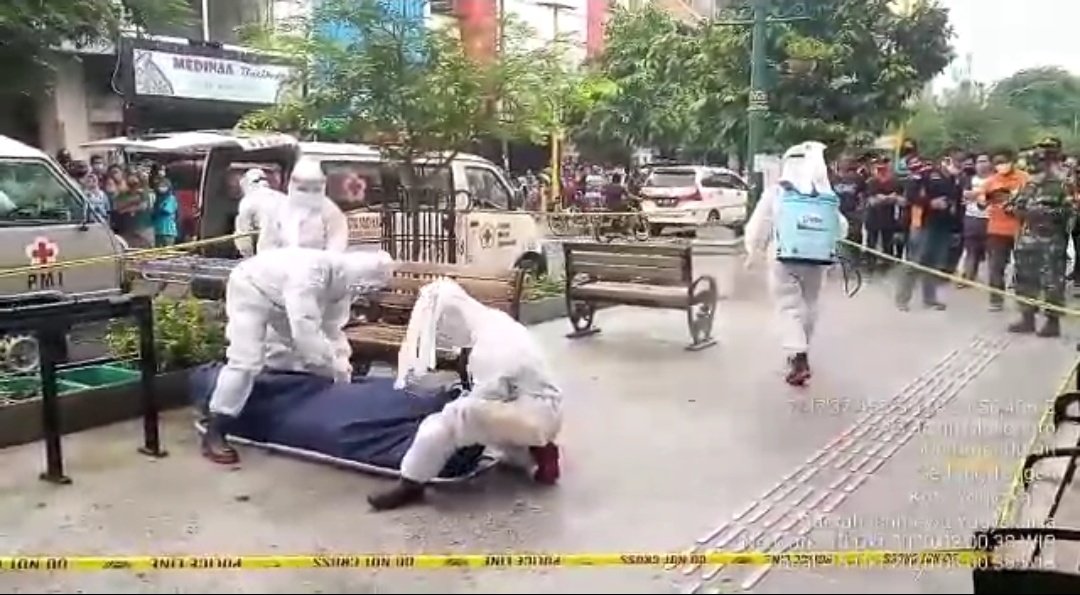 Petugas ber APD lengkap evakuasi seorang pria meninggal dunia di trotoar malioboro Jogja (18/10/2020)-(Foto: istimewa)