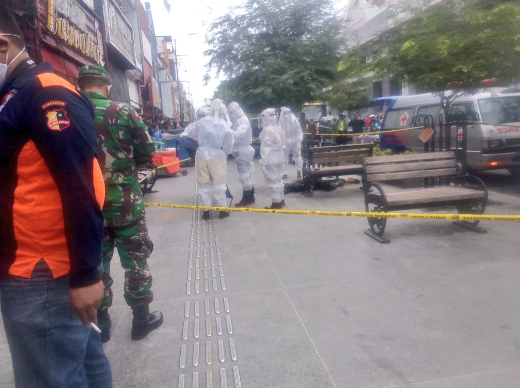 Petugas saat mengevakuasi tukang becak yang meninggal dunia di trotoal jalan malioboro (18/10/2020)-(Foto: istimewa)