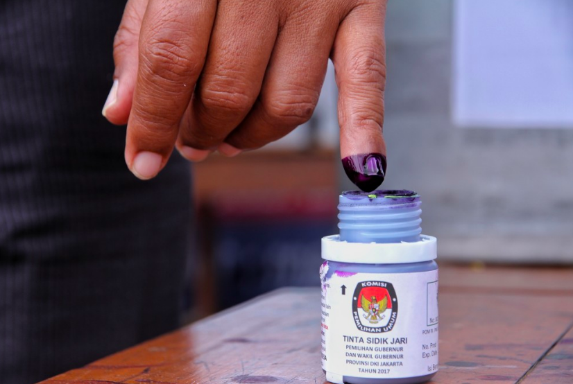 Ilustrasi warga mencelupkan jari kelingking usai mencoblos di bilik suara TPS setempat. (Sumber: istimewa)