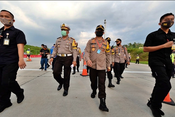 Kapolda Jateng saat cek exit tol Brebes antisipasi pemudik libur panjang (27/10/2020)-(Foto: Istimewa)