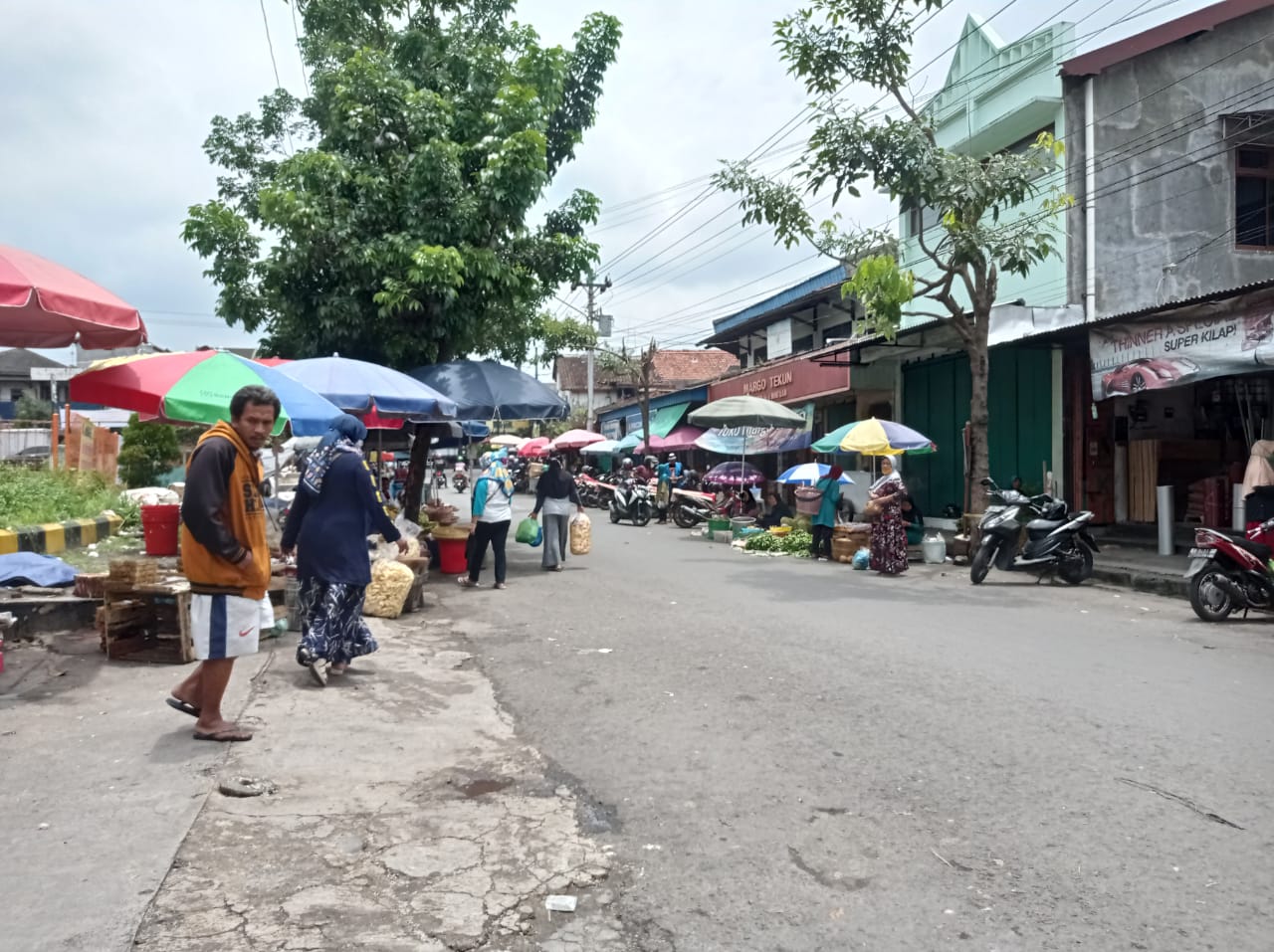 Pedagang di luar pasar Muntilan di titik jalan klangon diminta masuk (21/10/2020)-(Foto: bsn)