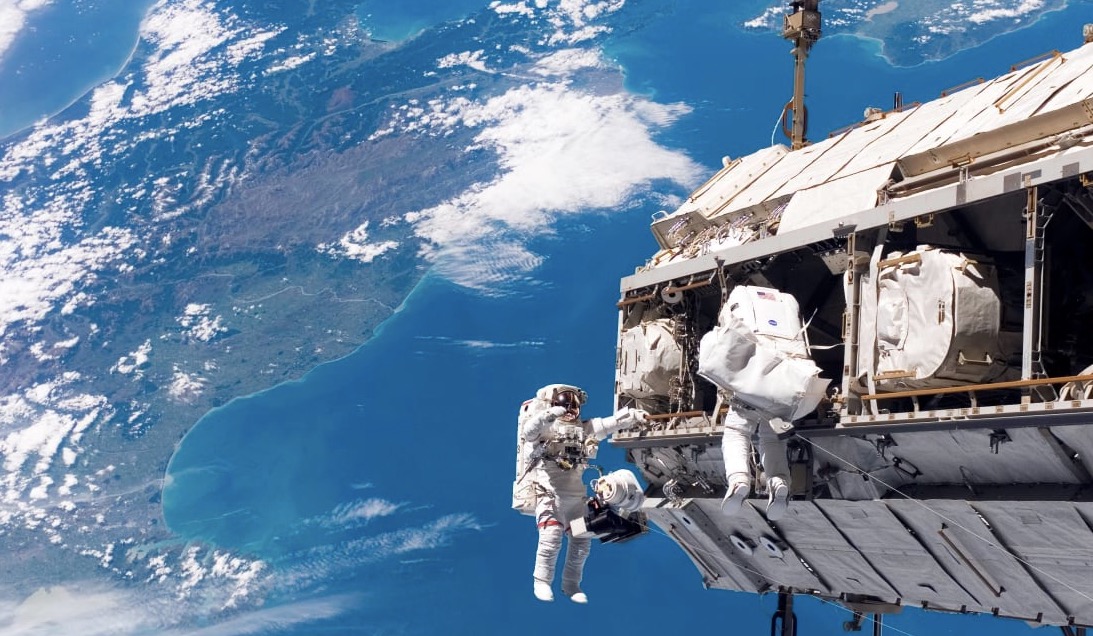 Penampakan pesawat luar angkasa yang mengorbit di luar bumi