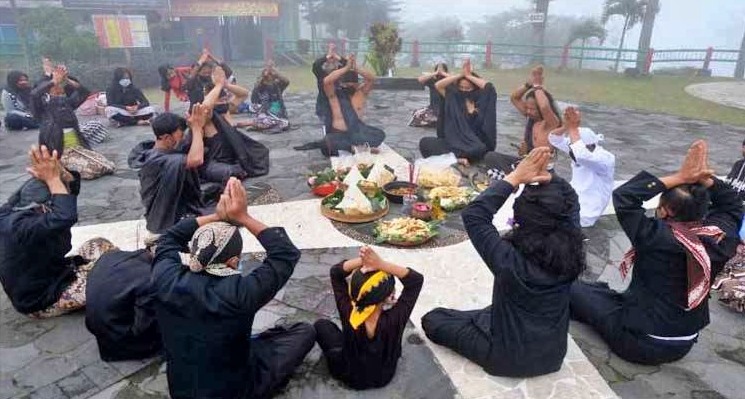 Penghayat Kepercayaan gelar ritual peringati erupsi merapi (26/10/2020)-(Foto: Antara)