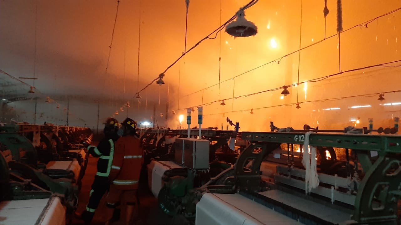 Petugas Damkar Kabupaten Magelang saat berupaya memadamkan api di kebakaran pabrik tekstil di tempuran (23/10/2020)-(Foto: Dok Damkar Kab Mgl)