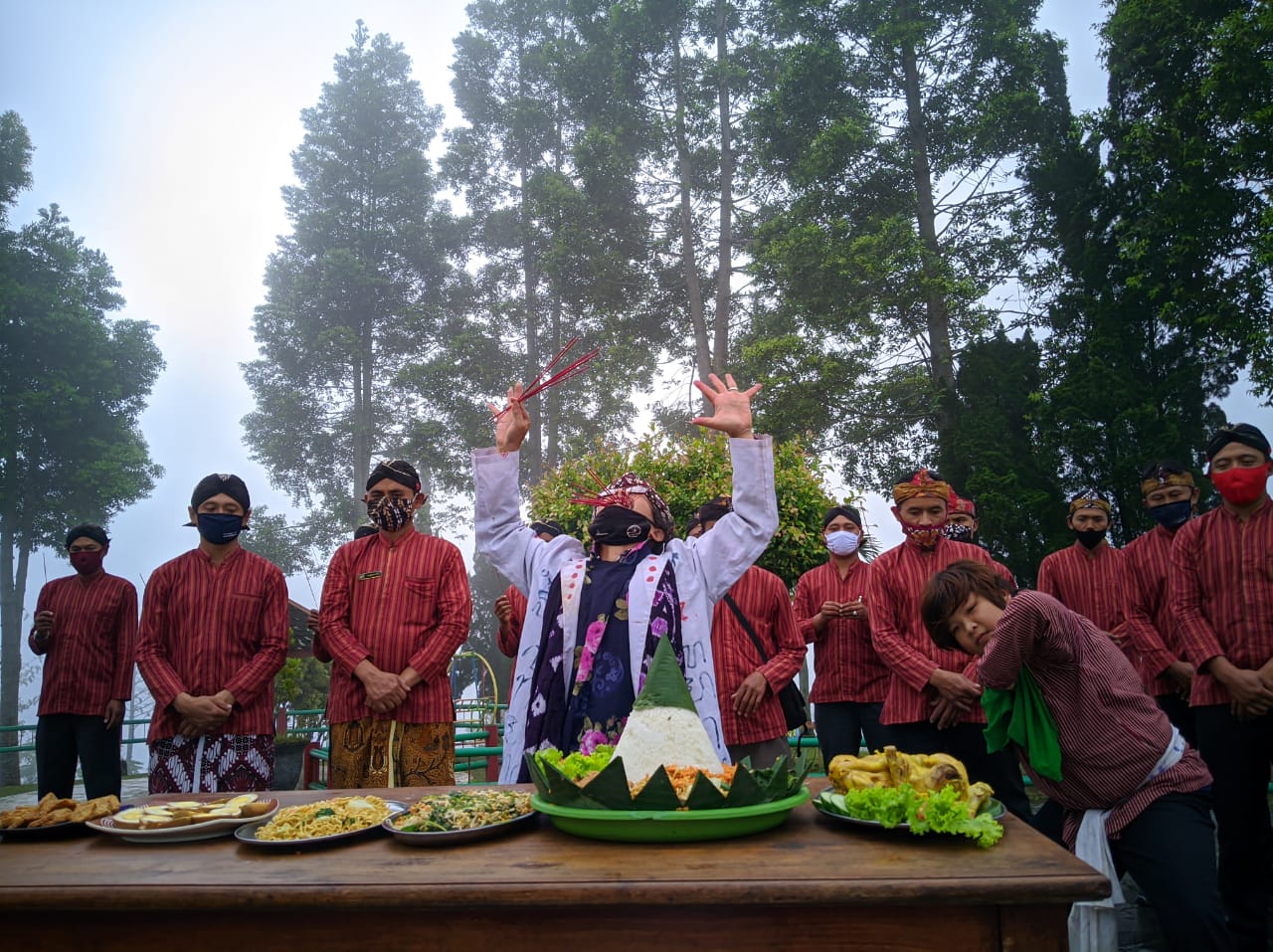 Ritual satu dekade erupsi merapi di Ketep Pass (26/10/2020)-(Foto: Istimewa)