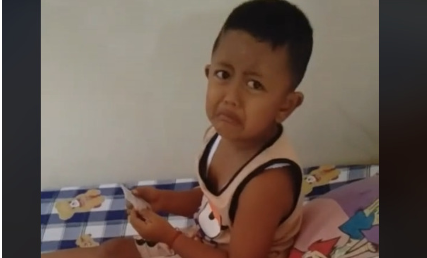 Viral, Bocah Ini Menangis Sambil Peluk KTP Ayahnya