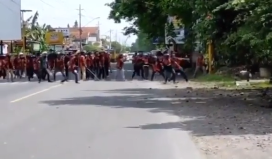 Bentrok terjadi (foto : tangkapan layar)