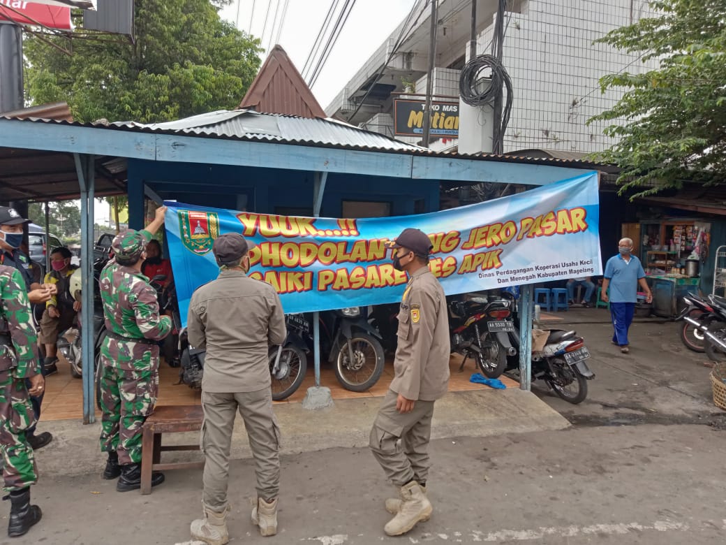 Sosialisasi pedagang untuk masuk ke dalam pasar muntilan (19/10/2020)-(Foto: Istimewa)