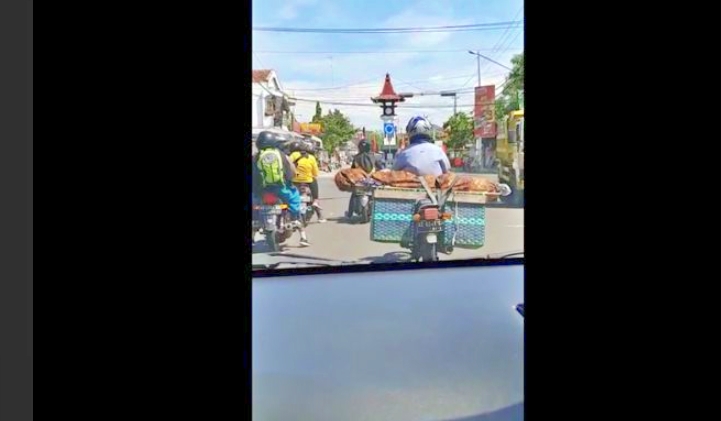 Viral video pesepeda motor bawa jenazah di kerombong melintas di jalan boyolali