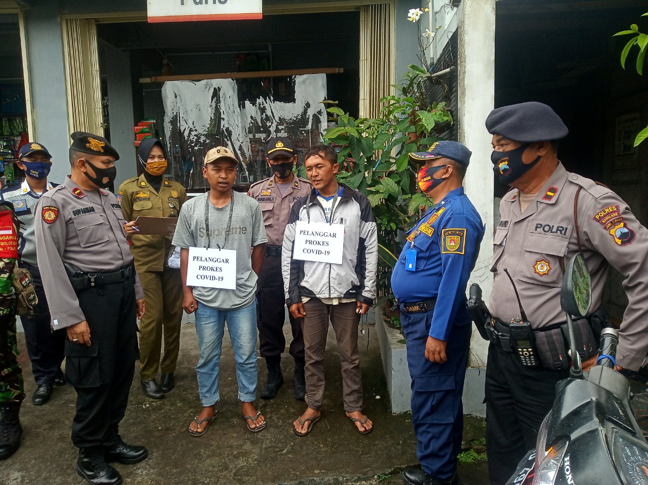 Warga saat terjaring operasi yustisi petugas gabungan di Kecamatan Dukun (21/10/2020)-(Foto: istimewa)
